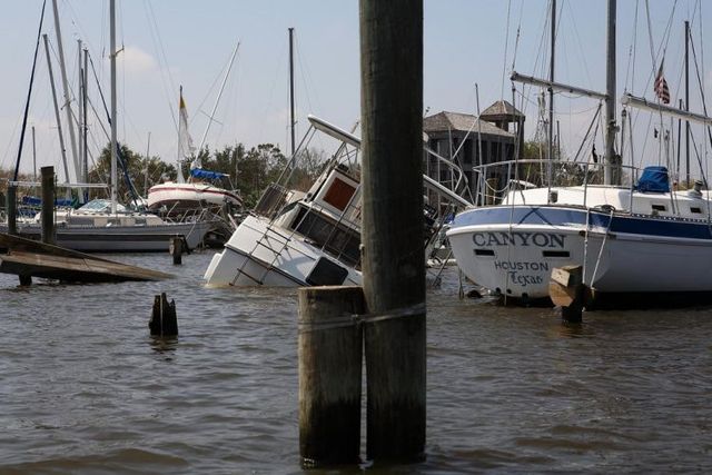 Sunken yachts (34 pics)