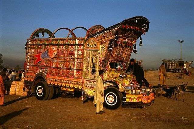 Tuning in Pakistan (26 photos)