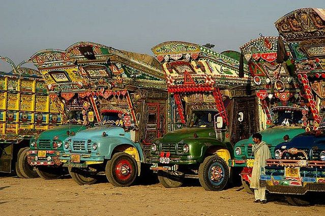 Tuning in Pakistan (26 photos)