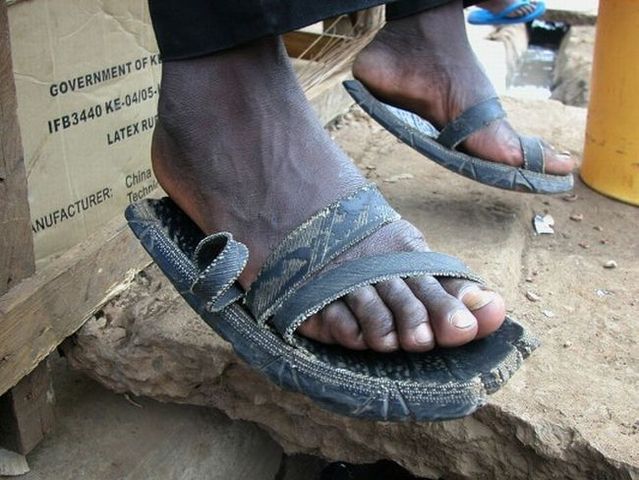 Flip-flops and toe-straps for the crisis (17 pics)