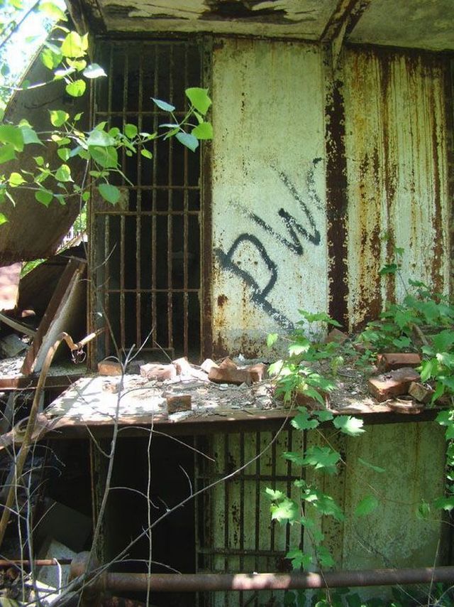 Photos of an abandoned prison (46 pics)