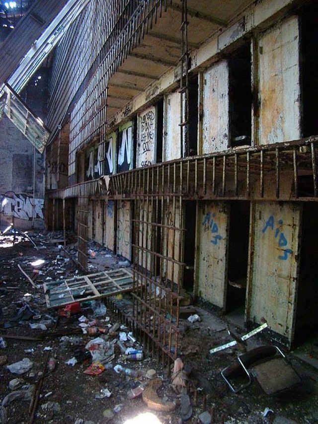 Photos of an abandoned prison (46 pics)