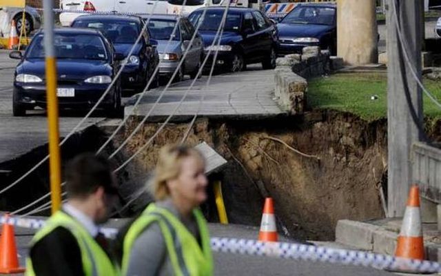 Big hole formation on the road in Sydney (12 pics)