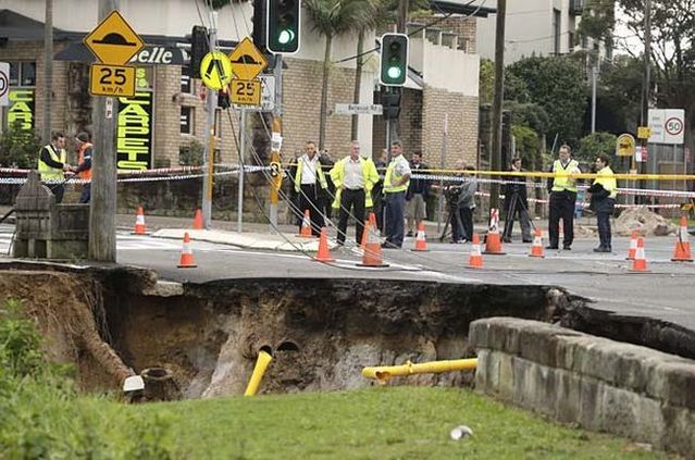 Big hole formation on the road in Sydney (12 pics)