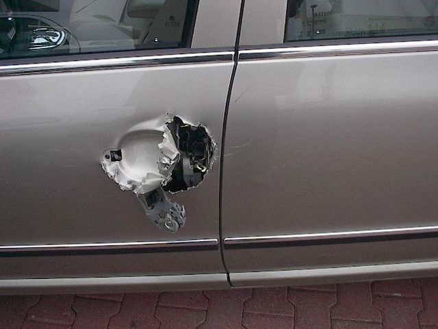 Opening the car lock (4 pics)