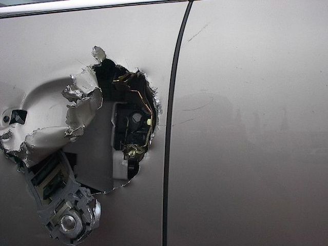 Opening the car lock (4 pics)