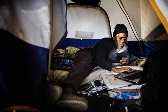 American homeless people can’t live without the Internet (12 pics)