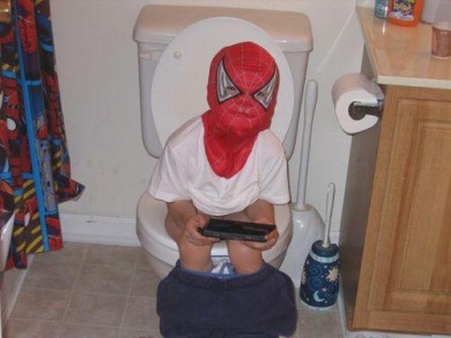People play on game consoles everywhere (32 pics)