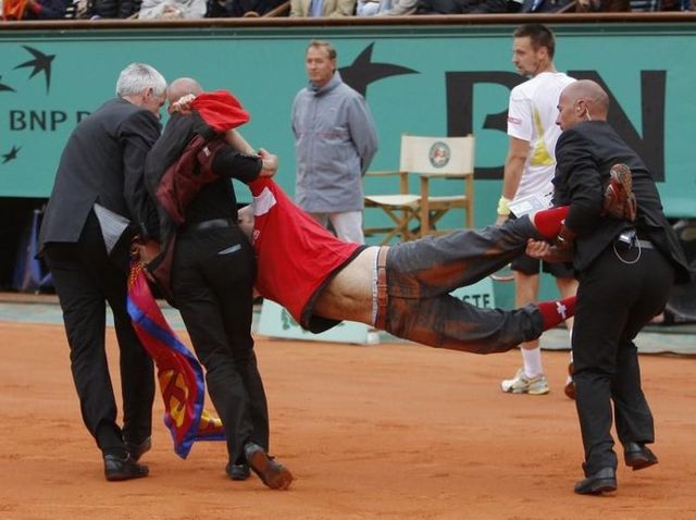 Federer attacked in the finals of Roland Garros (16 pics + 1 video)