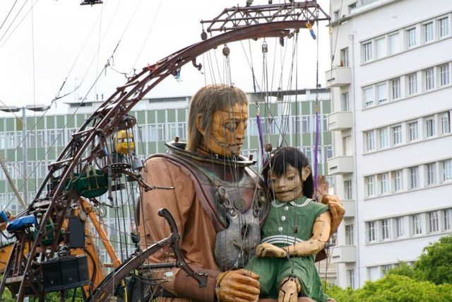Giant marionettes (32 pics)