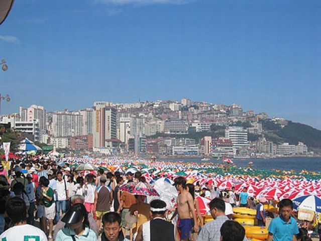 100.000 people on one beach (12 pics)