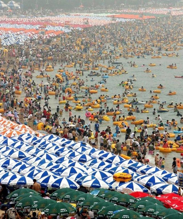 100.000 people on one beach (12 pics)