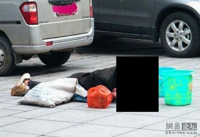 Chinese beggar (2 pics)