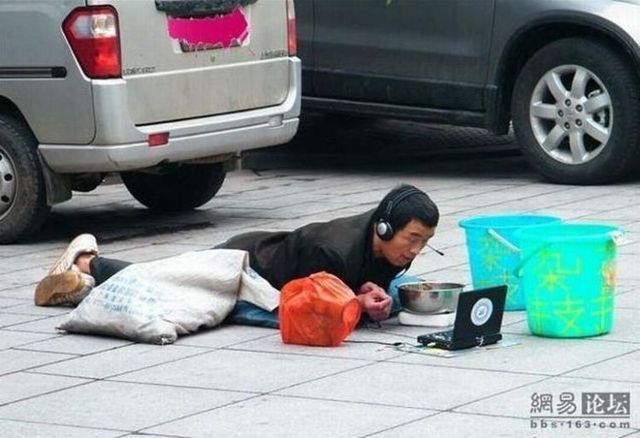 Chinese beggar (2 pics)