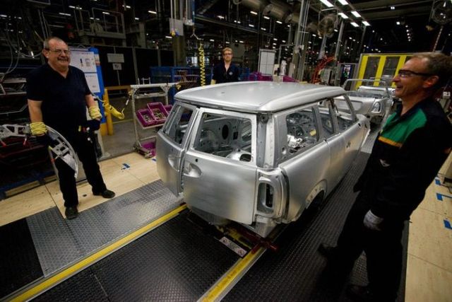 The assembly of Mini cars at Oxford’s factory (23 pics)