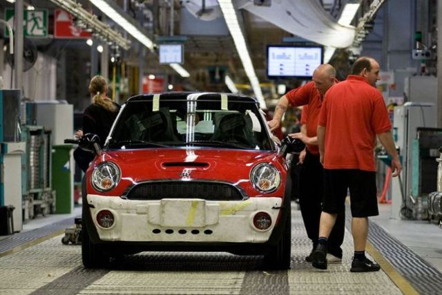 The assembly of Mini cars at Oxford’s factory (23 pics)