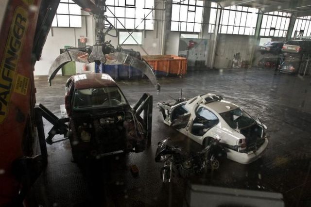 BMW dismantling and recycling center in Munich (17 pics)