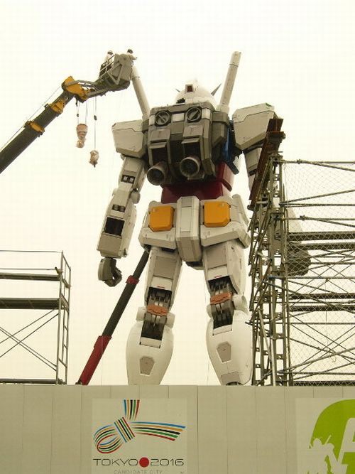 Life-sized Gundam in Tokyo (13 pics)