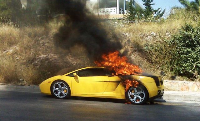 Supercar on fire (8 pics)