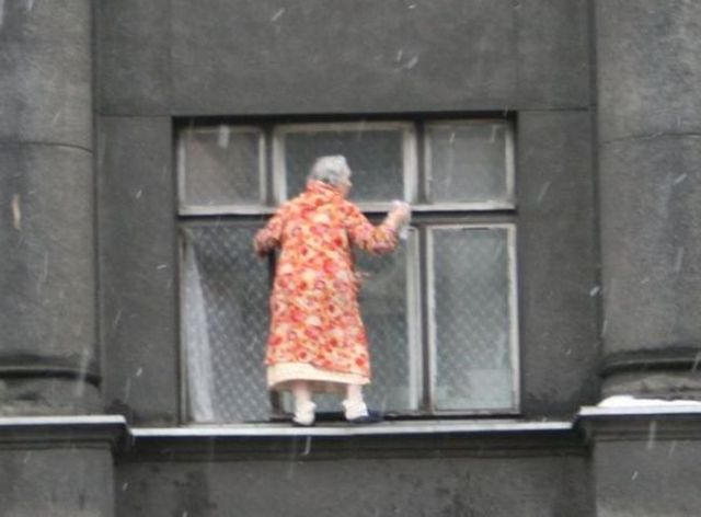 Déjà vu. Washing the windows can be dangerous (6 pics)
