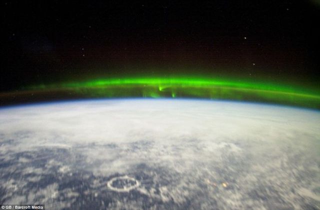 Astonishing pictures taken from space reveal the full beauty of auroras (6 pics)
