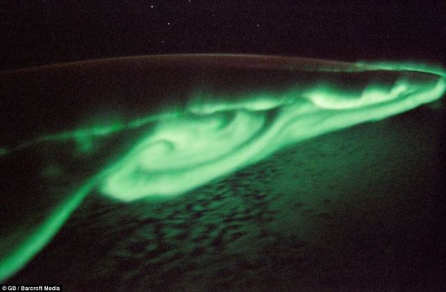 Astonishing pictures taken from space reveal the full beauty of auroras (6 pics)