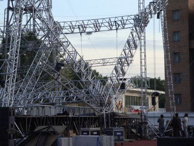 Stage roof collapsed in Moscow (7 pics)