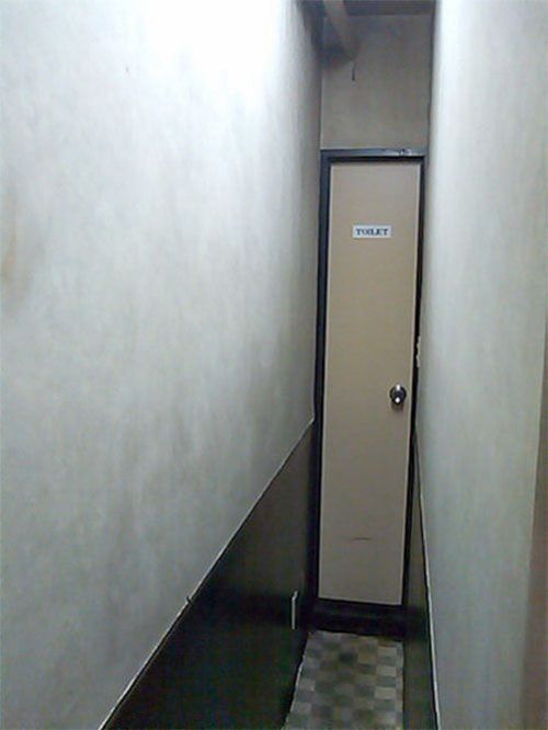 The narrowest toilet in the world (2 pics)