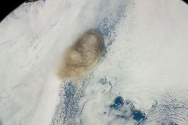 Volcanic eruption seen from the ISS (9 pics)