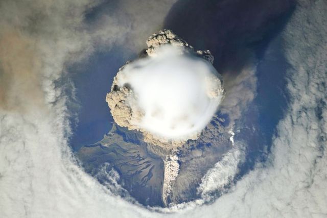 Volcanic eruption seen from the ISS (9 pics)