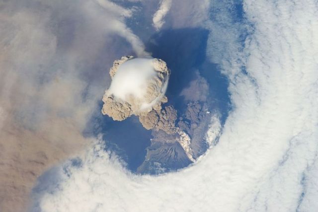 Volcanic eruption seen from the ISS (9 pics)