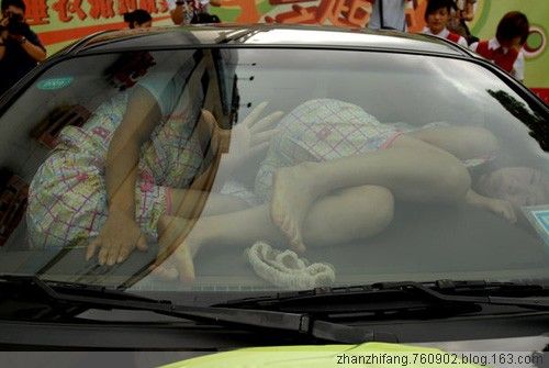 How many people can you put in a car in China? (5 pics)
