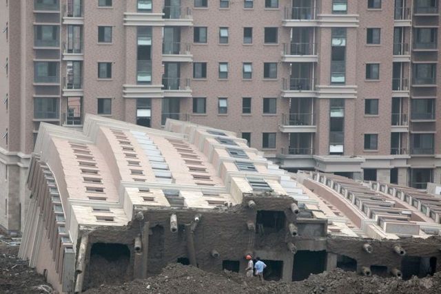 Apartment building fell down in China (12 pics)