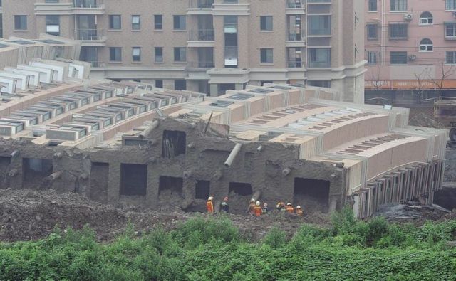 Apartment building fell down in China (12 pics)