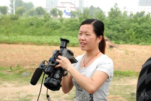 How they film the news in China (7 pics)