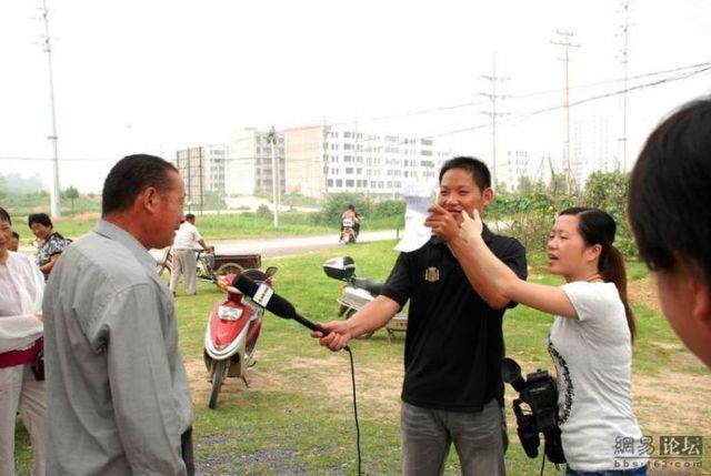 How they film the news in China (7 pics)