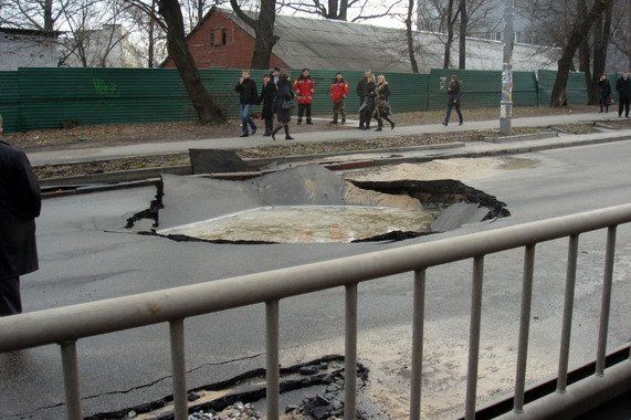 Compilation of dangerous holes in roads (18 pics)