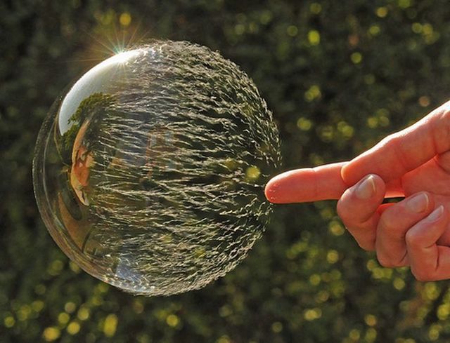 Bursting soap bubbles (9 pics)