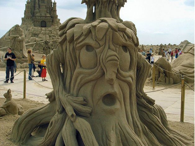 Awsome sand sculptures with very expressive faces (10 pics)