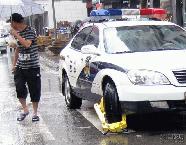 One law for everybody even in China (3 pics)