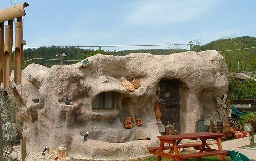 The house of the Simpsons, the Flintstones and Hello Kitty… but in real! (9 pics)