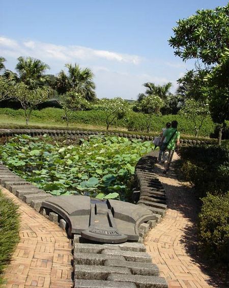 Really creative Zipper Lotus Pond for the Juming Museum in Taiwan (5 pics)