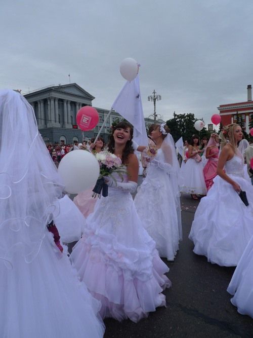 The parade of brides in Kursk, Russia (36 pics)