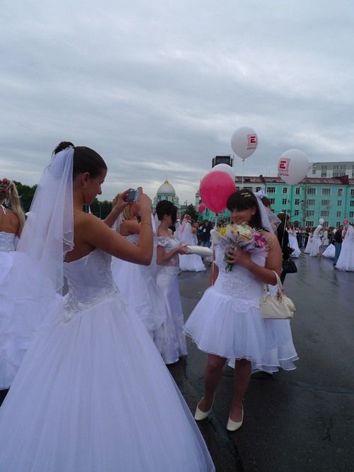 The parade of brides in Kursk, Russia (36 pics)