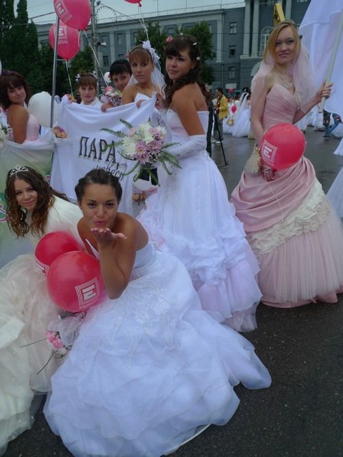 The parade of brides in Kursk, Russia (36 pics)