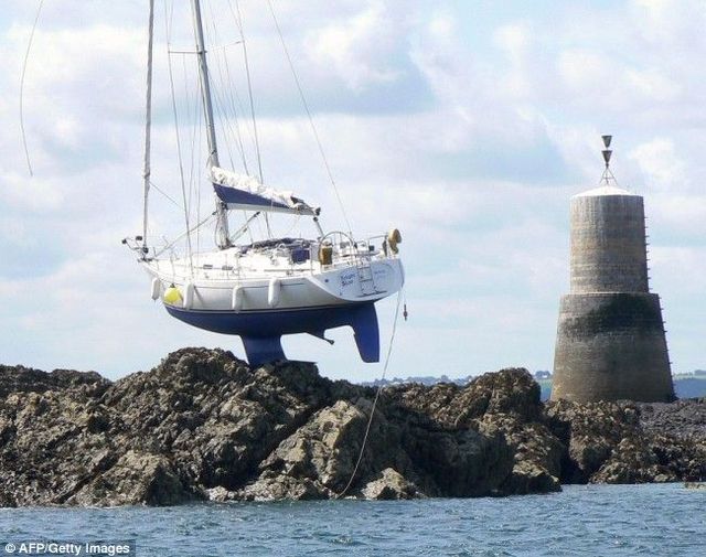 Yacht race ends differently (2 pics)