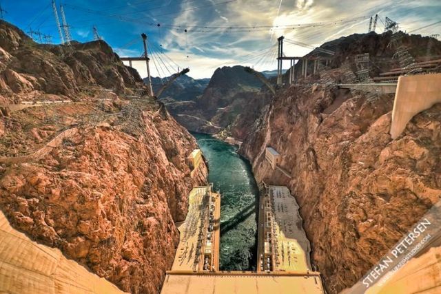 Construction of the bridge over the Hoover Dam (16 pics)