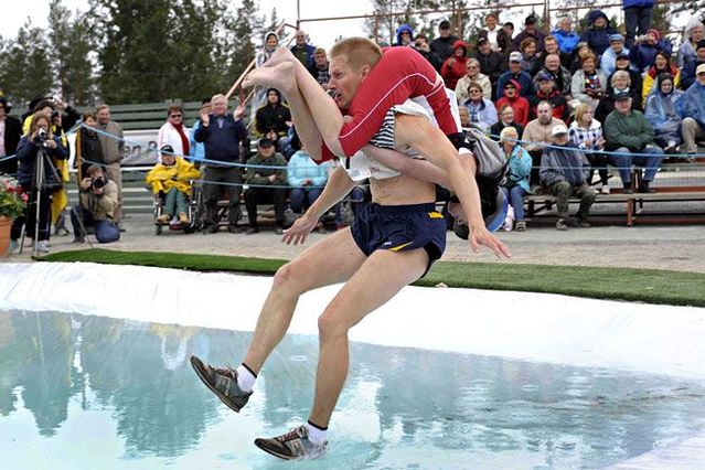 Wife Carrying Championships 2009 (15 pics)