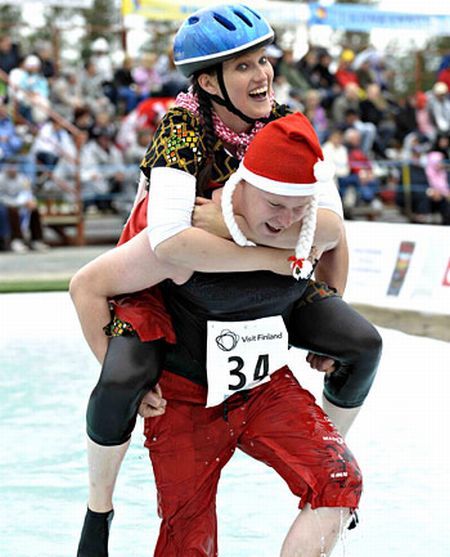 Wife Carrying Championships 2009 (15 pics)