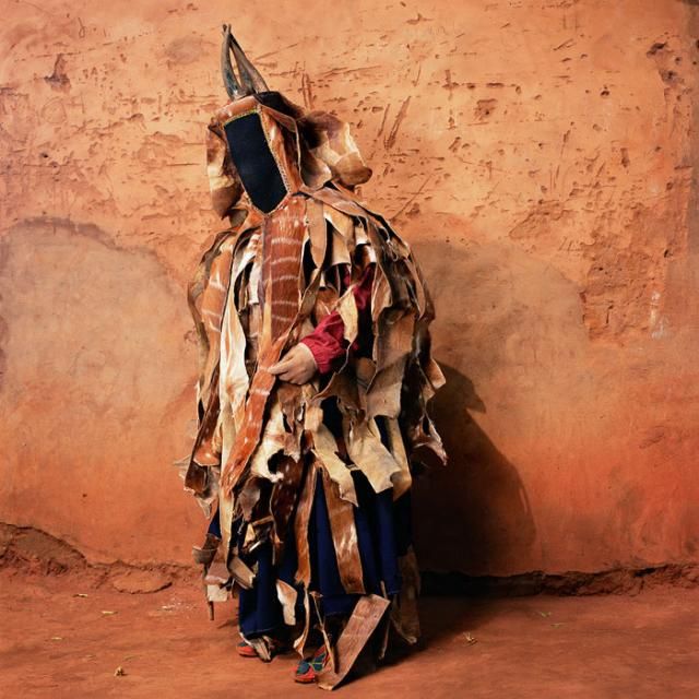 Masquerade costumes in West Africa (10 pics)